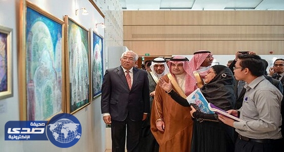 التشكيلية الماليزية ” سيتي إسماعيل ” تشارك بلوحة ” بلاتين الأبيض ” في معرض الكتاب