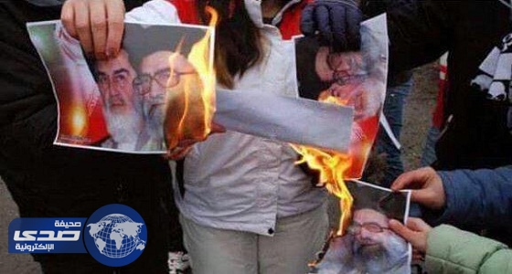 متظاهرون يحرقون صور ملالي إيران بعد فتاويهم المضحكة
