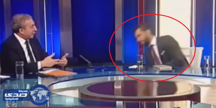 بالفيديو.. انهيار إعلامي تركي علي الهواء وسقوطه فاقداً للوعي