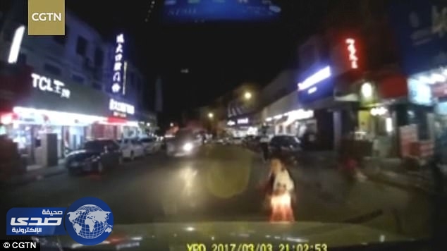 بالفيديو.. صينيان يدفعان بطفلتيهما امام سيارة مسرعة للحصول على تعويض