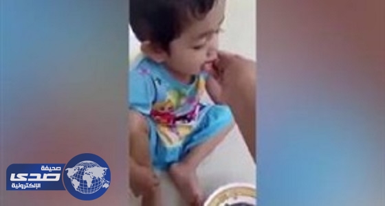 بالفيديو.. أُم تٌطعم طفلتها ” ديدان حية “