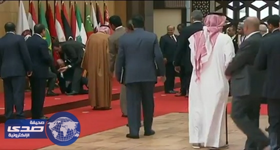 بالفيديو.. لحظة سقوط الرئيس اللبناني قبل انعقاد القمة العربية