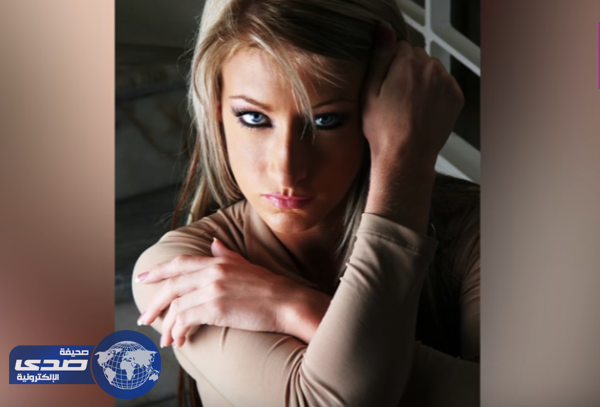 بالصور.. ” أم عزباء ” من منتجة أفلام إباحية لراعية بكنيسة