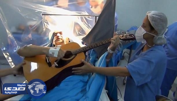 ” رولدن” يعزف الغيتار أثناء اجراء عملية جراحية له