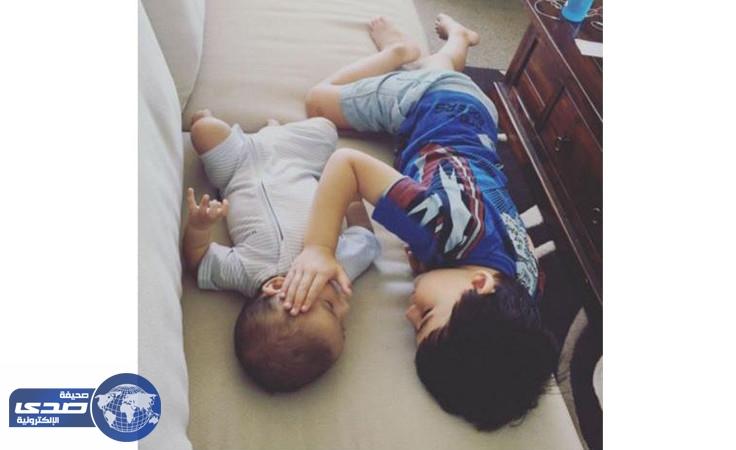 بالصور..طفل بريطاني يواسي شقيقه الرضيع قبل وفاته بأيام