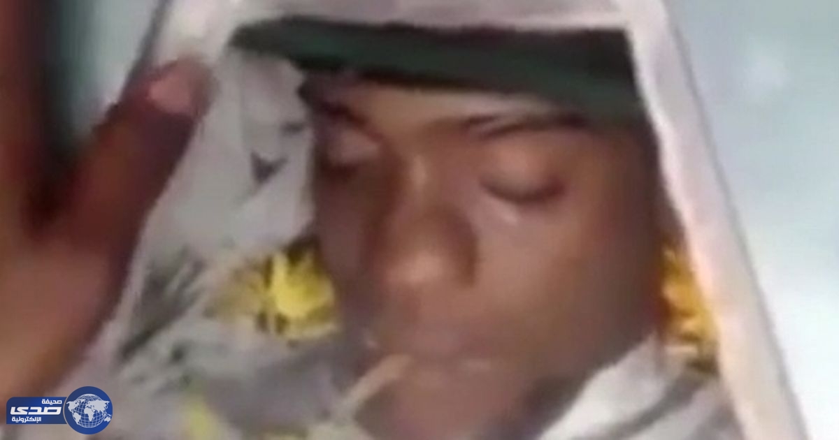 بالفيديو.. مشيعون يودعون جثة سجين بسيجارة في فمه
