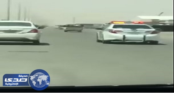 بالفيديو.. قائد مركبة يفر هاربًا بعدما صدم سيارة