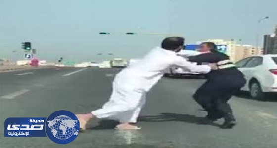 بالفيديو.. كويتي ينهال بالضرب على رجل أمن بالشارع العام