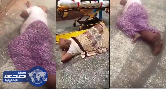 بالفيديو.. مريض ملقى في الشارع يشعل «تويتر»