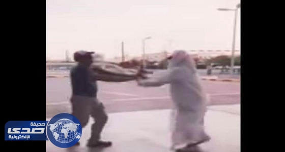 بالفيديو .. كويتي يدخل في وصلة رقص مع عمال محطة وقود