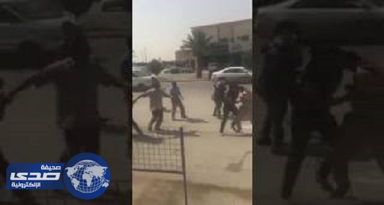 بالفيديو .. مضاربة جماعية عنيفة بين عمال يمنيين في الرياض