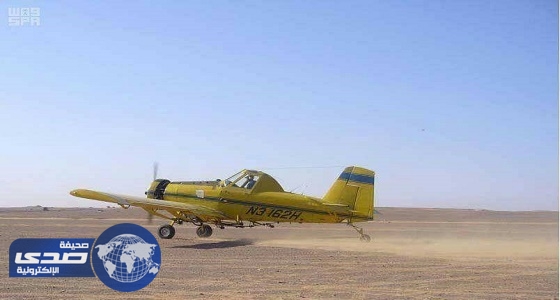 البيئة تبدأ عمليات الرش الجوي لبحيرة الصرف الصحي في القريات