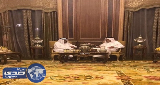 بالصور.. خادم الحرمين يستضيف أمير قطر السابق بعد جولته بالحي التراثي
