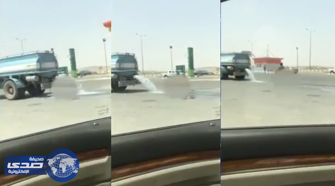 بالفيديو.. رجل « يستحم » عاريا في الشارع من عربة رش المياه