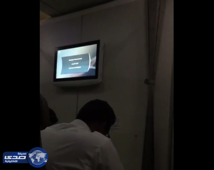 بالفيديو.. كابتن رحلة لـ«السعودية» يصارح الركاب بوجود مشكلة تمنعهم من الهبوط