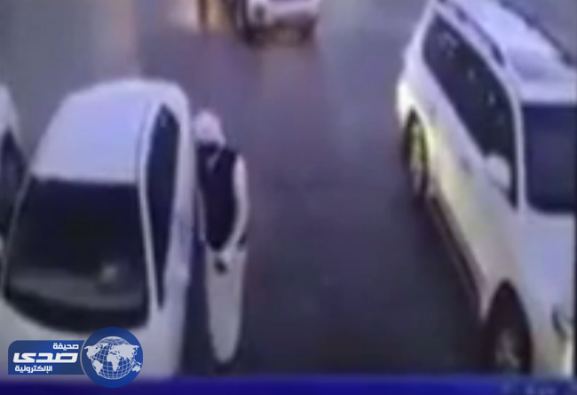 بالفيديو.. مواطن ينقذ سيارته من السرقة بتصرف جرئ