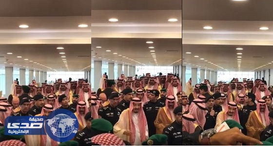 بالفيديو.. خادم الحرمين يستجيب لمواطن طلب السلام عليه