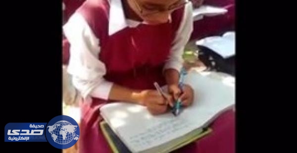 بالفيديو.. طلاب هنود يكتبون بكلتا اليدين في نفس الوقت