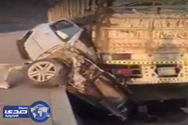 العناية الإلهية تنقذ عائلة من موت محقق سحقت شاحنة سيارتهم «فيديو »