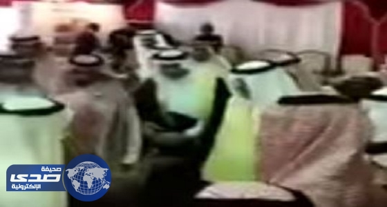 بالفيديو.. مسن يفاجىء أمير مكة بهدية ويروي ذكرياته مع المؤسس ونجله
