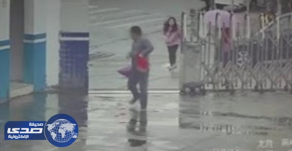بالفيديو.. لص يسرق حقيبة فتاة ويهرب بها داخل مخفر الشرطة.. ونشطاء: أغبي لص