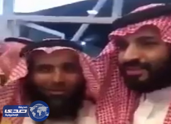 بالفيديو .. الأمير محمد بن سلمان يبعد عسكريًا يمنع الحاضرين من مصافحته