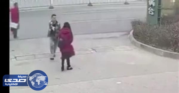 بالفيديو.. صيني يضرب زوجته ويسحلها بالشارع .. والسبب التسوق!
