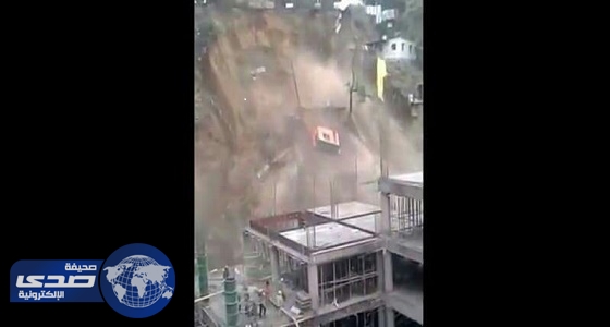 بالفيديو .. لحظة انهيار جبل على مبنى تحت الإنشاء بالهند