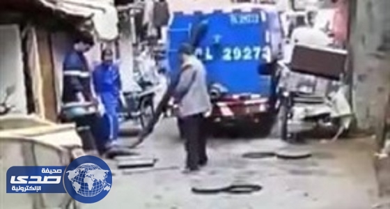 بالفيديو.. انفجار بالوعة كاد يقتل عمال الصرف الصحي