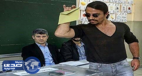 بطريقته المعهودة.. «حبيب الملح» يشارك في الاستفتاء التركي