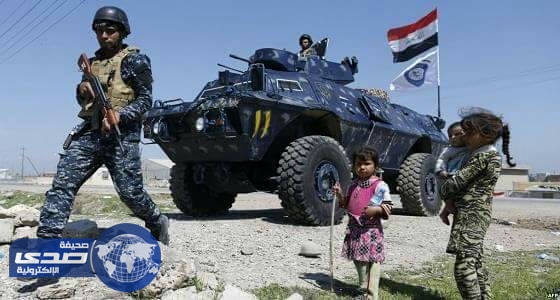 طفلة عراقية تحتفل بين الجنود بالخلاص من داعش