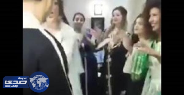 بالفيديو .. مغربيان يحتفلان بزفافهما برقصة &#8221; مجنونة &#8220;