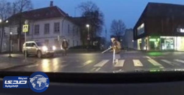 بالفيديو.. رجل أراد مساعدة مسنة في عبور الطريق فأسقطها أرضاً