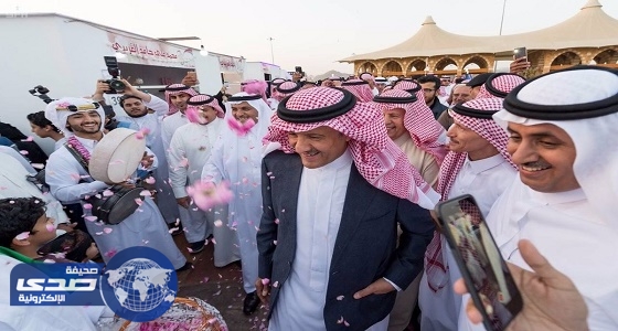 بالصور.. سلطان بن سلمان يتفقد مهرجانات الربيع
