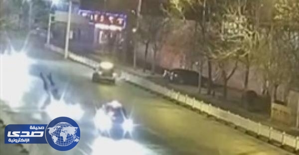 بالفيديو..زوجان يتبادلان قبلتهما الأخيرة قبل دهسهما بسيارة