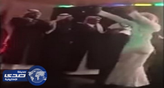 بالفيديو.. رجال يرقصون في صالة للنساء بحفل زفاف بسكاكا