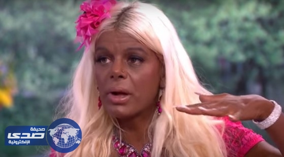 مٌضيفة طيران تتحول من سيدة بيضاء لباربي أستوائية بـ 60 ألف يورو