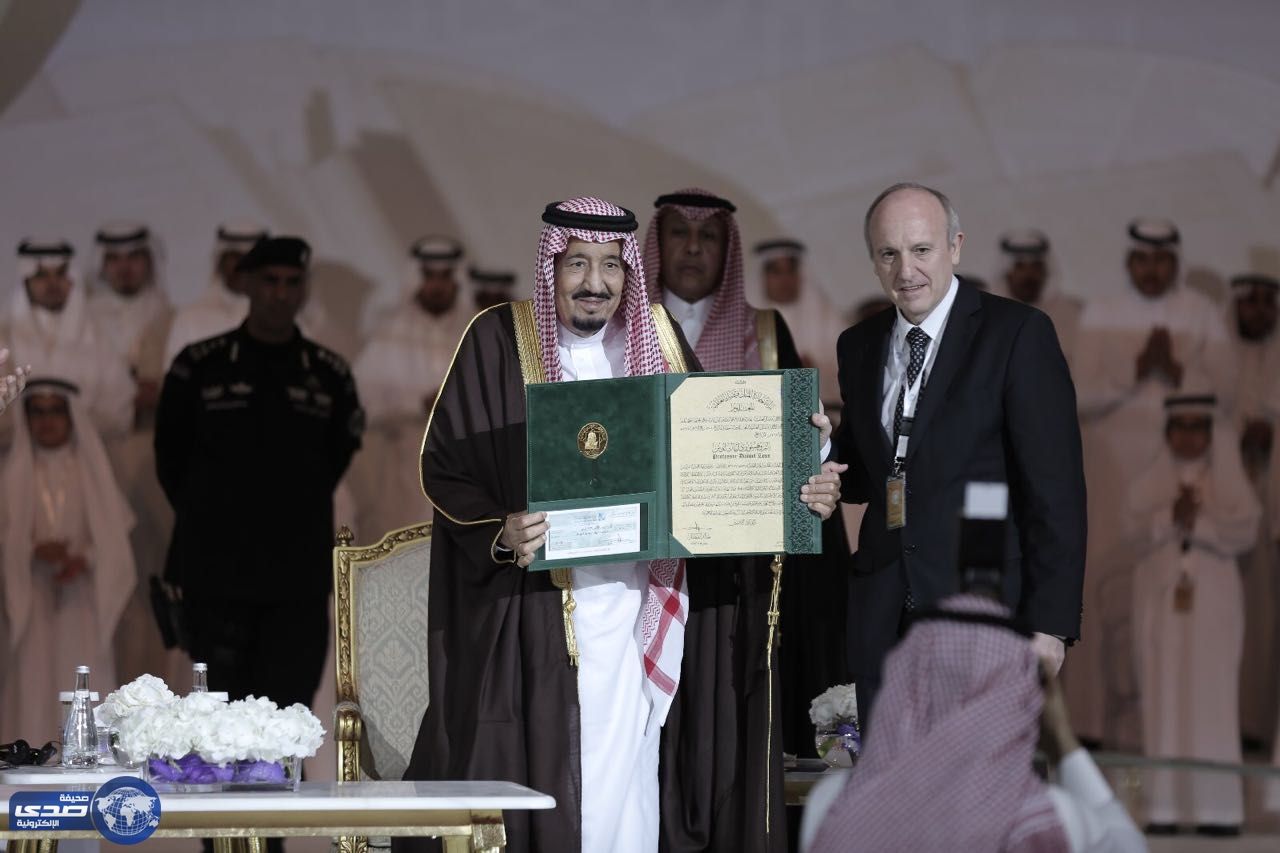 بالصور .. خادم الحرمين يتسلم جائزة الملك فيصل العالمية لخدمة الإسلام