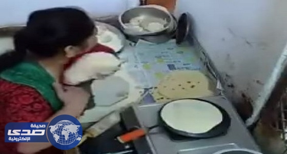 بالفيديو.. خادمة تسرق الخبز وتخفيه أسفل ملابسها