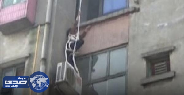 بالفيديو.. إنقاذ عجوز صينية حاولت تسلق مبني لدخول شقتها
