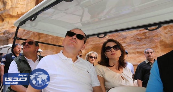 منح رئيس وزراء كوسوفو الأسبق راموش هاراديناي وزوجته الجنسية الألبانية