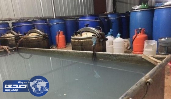 أمن الخرج يضبط أفريقيا و200 قارورة بمصنع عرق في اليمامة