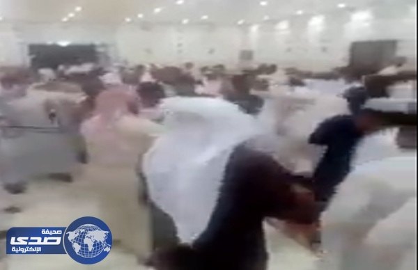 بالفيديو.. حفل زفاف يتحول لحلبة مصارعة بالكويت