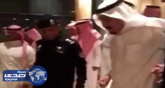بالفيديو.. خادم الحرمين يقدم واجب العزاء للأمير سلطان بن ناصر في ابنه