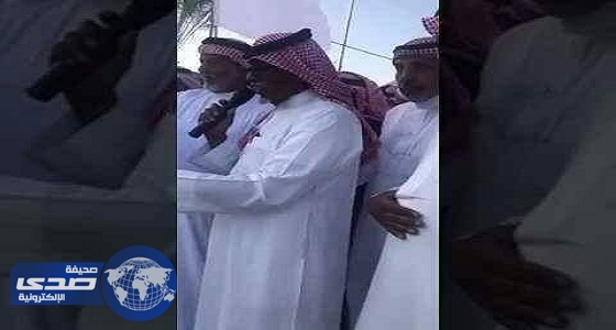 بالفيديو .. مواطن يعتق رقبة قاتل اثنين من أبنائه بخميس مشيط