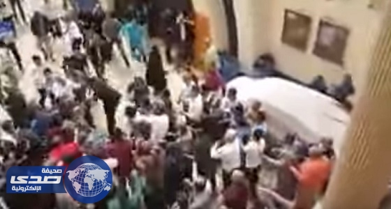 بالفيديو.. مواطنون يعتدون على مدير أمن بمصر بالضرب بعد تفجير الكنيسة
