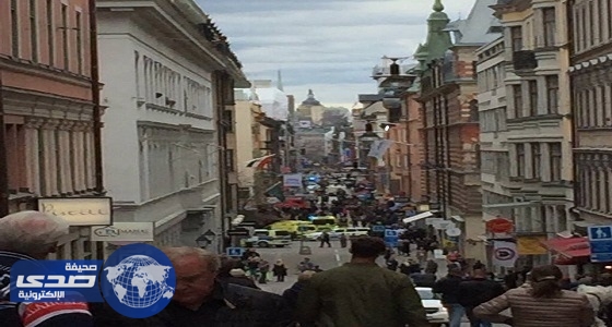 بالفيديو.. مصرع 3  وإصابة آخرين دهستهم شاحنة في السويد