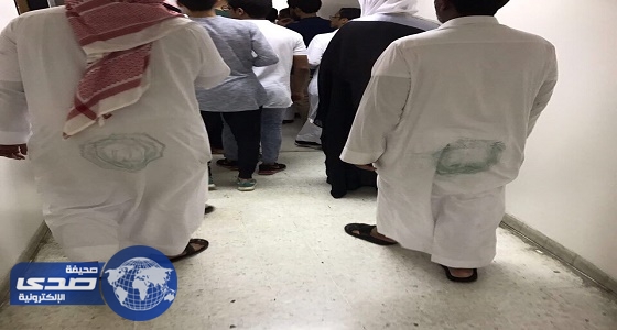 بالصور.. شعار جامعة الملك فهد للبترول ينطبع على ثياب الخريجين ويثير السخرية