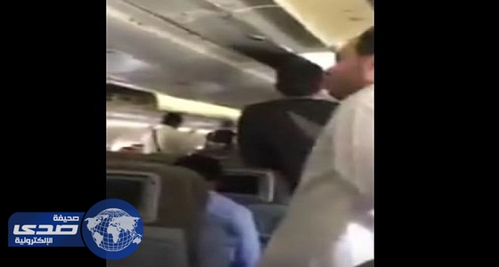 بالفيديو.. ركاب محتجزين داخل طائرة سعودية لمدة ساعتين بدون تكييف