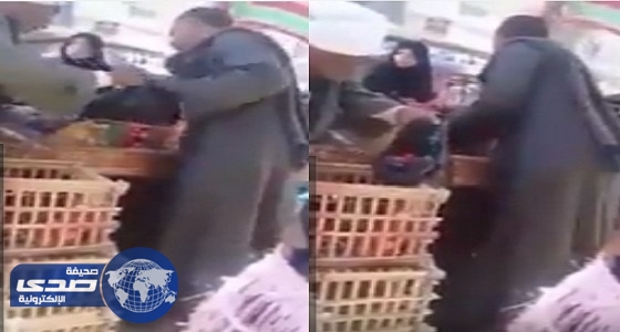 بالفيديو.. بائع خضار مصري يخدع المشتري بطريقة غريبة